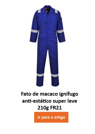 Macacão de proteção azul, retardador de chamas e antiestático, com listras refletivas prateadas nos braços, pernas e ombros. O macacão ignífugo e antiestático Bizflame 210g FR21 tem dois bolsos no peito e fecha com zíper. O nome da peça de roupa fica embaixo e um botão/clique laranja na imagem leva ao artigo.