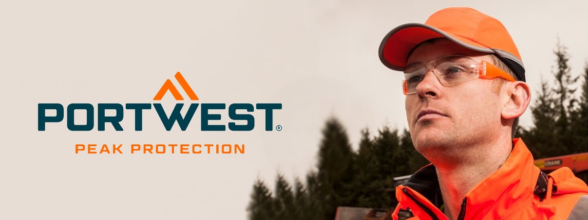 Um homem com roupa de trabalho laranja e boné laranja usa óculos de segurança e olha para cima. À sua esquerda está o logótipo "Portwest Peak Protection" contra um fundo claro com árvores verdes escuras em segundo plano.