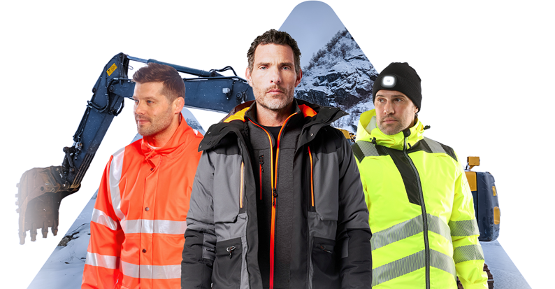 Três homens com roupas de trabalho diferentes em frente a uma seção triangular de uma encosta de montanha nevada.