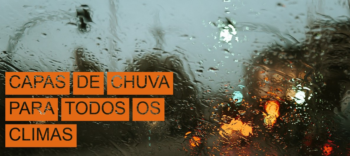 Cena de rua à chuva fotografada através de uma janela molhada. Na margem esquerda da imagem está o título "Casacos de chuva para todas as condições meteorológicas" em letras perfuradas com fundo laranja.