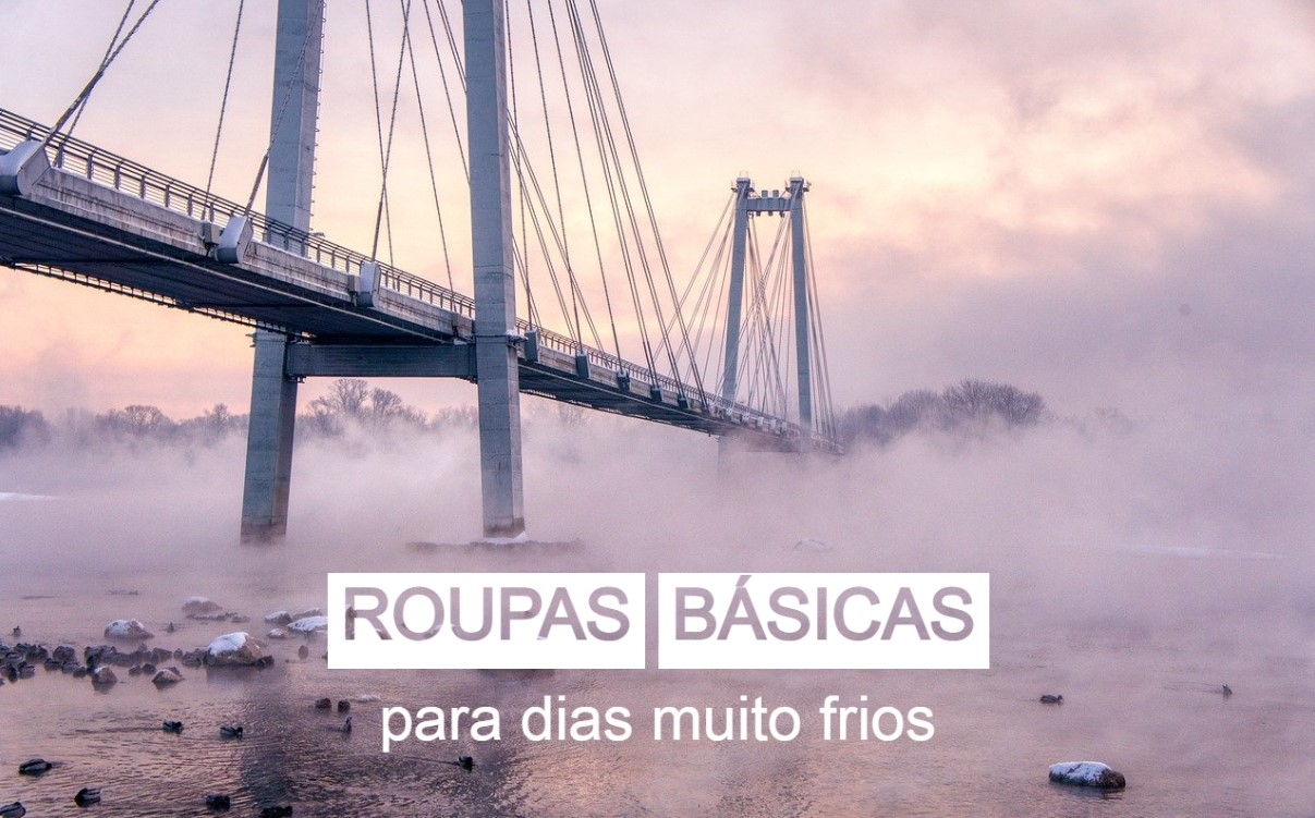 Uma ponte suspensa que atravessa um rio nebuloso e congelado, captada ao nascer do sol. O texto “Roupa interior para dias de trabalho extremamente frios” é colocado sobre a imagem em letras grandes e brancas. A cena transmite uma atmosfera invernal e gelada. Um link para as nossas roupas íntimas é fornecido.