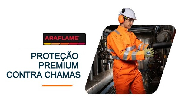 Logótipo da coleção Araflame e as palavras "retardador de chama inerente final" ao lado de uma imagem de um trabalhador que usa roupas protetoras retardadoras de chama laranja e um capacete branco. Trabalha numa sala com tubos e cabos de aço. É fornecido um link para a nossa coleção Araflame.